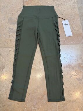 Alo Yoga Women’s Chevron Capri Leggings- NWT